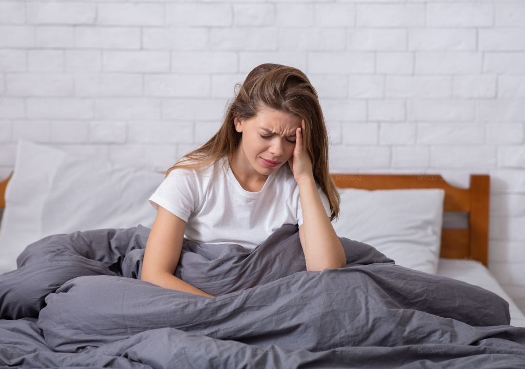 Hình ảnh cô gái đang mệt mỏi và mất ngủ vì lười vận động