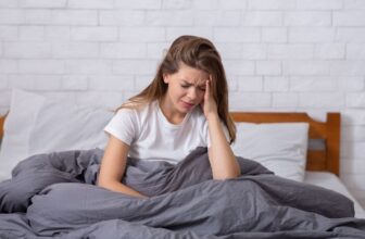Hình ảnh cô gái đang mệt mỏi và mất ngủ vì lười vận động