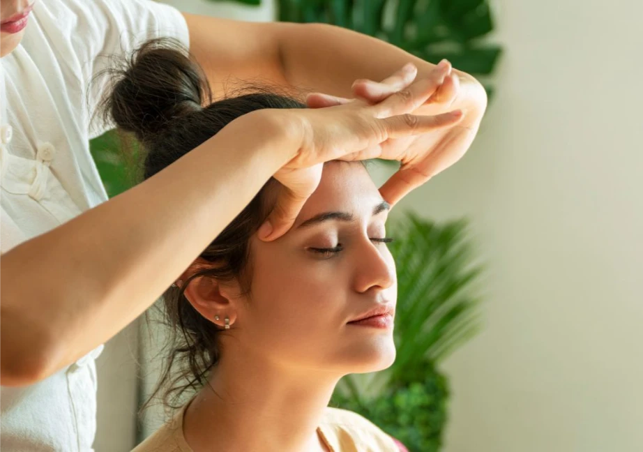 Massage tại khu vực đầu, mặt
