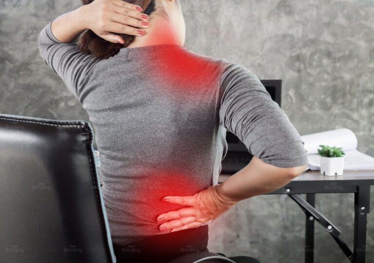 Hình chụp người phụ nữ đang bị đau cổ vai gáy