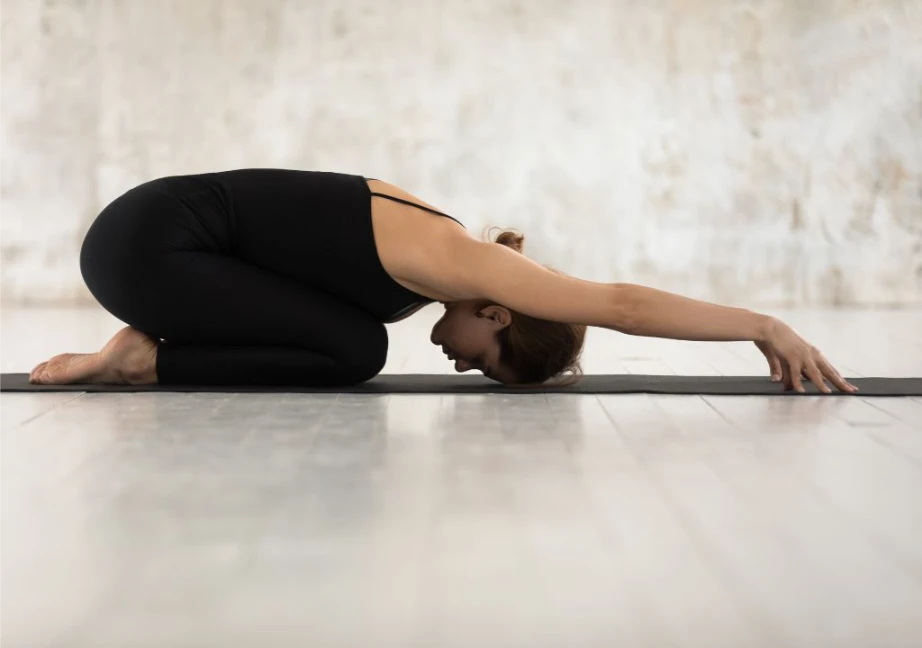 Hình chụp người phụ nữ đang tập yoga tư thế em bé