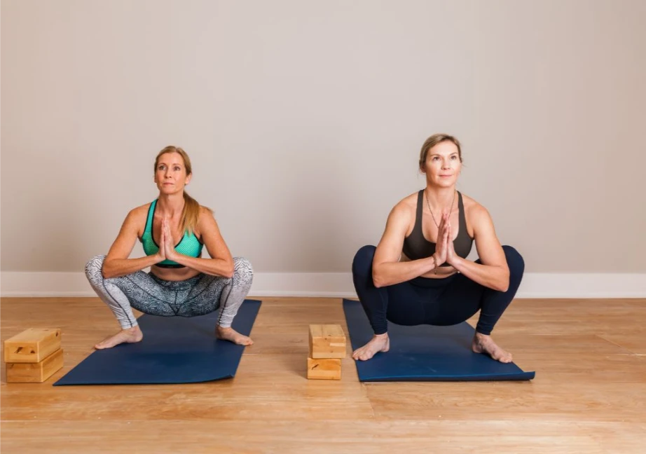 Hình ảnh người phụ nữ đang tập yoga tư thế ngồi xổm