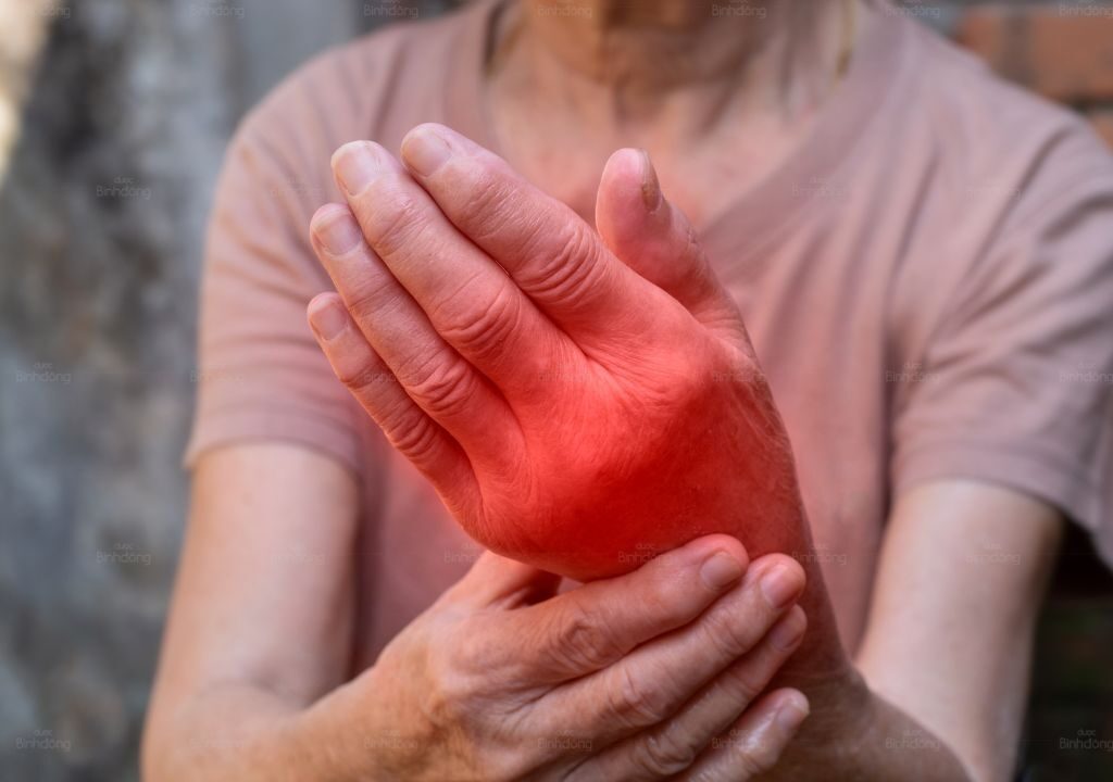 Hình ảnh người phụ nữ đang bị đau khớp ngón tay.