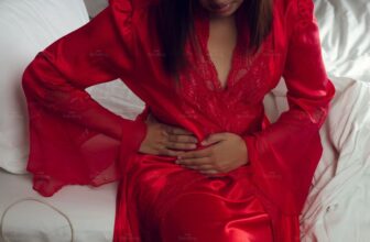 Người phụ nữ bị rối loạn kinh nguyệt