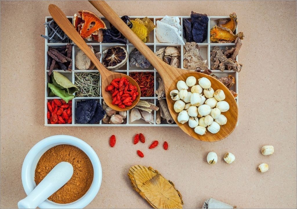 Sử dụng bài thuốc đông y để hỗ trợ điều trị bệnh đau lưng