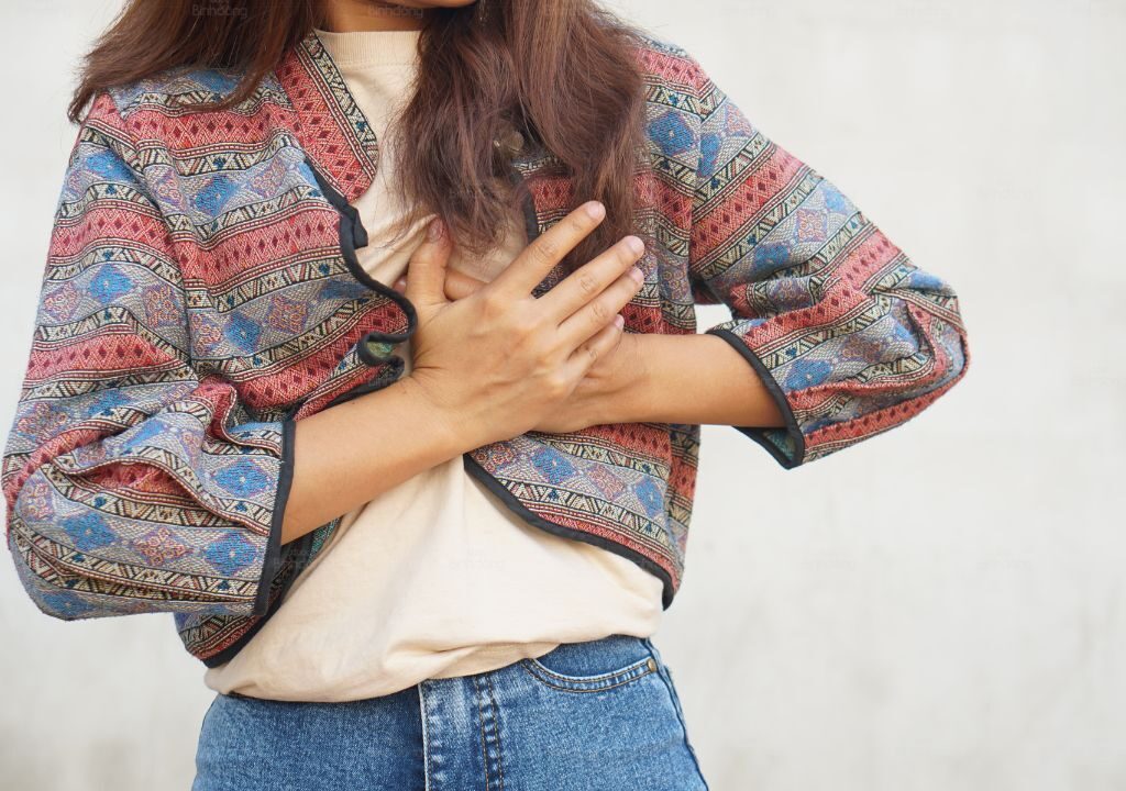 Tình trạng tức ngực kèm theo khó thở và đau lưng thường gặp ở người bệnh