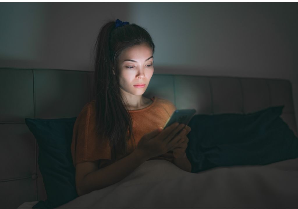 Người phụ nữ đang bấm điện thoại