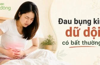 Phụ nữ ôm bụng dưới khi đau bụng kinh dữ dội, bên cạnh dòng chữ cảnh báo triệu chứng