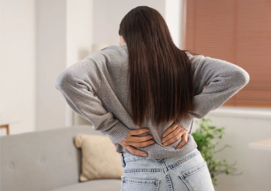 Hình ảnh cô gái đang bị đau lưng