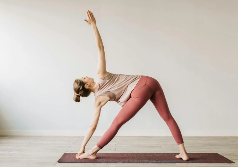 Hình ảnh cô gái tập yoga