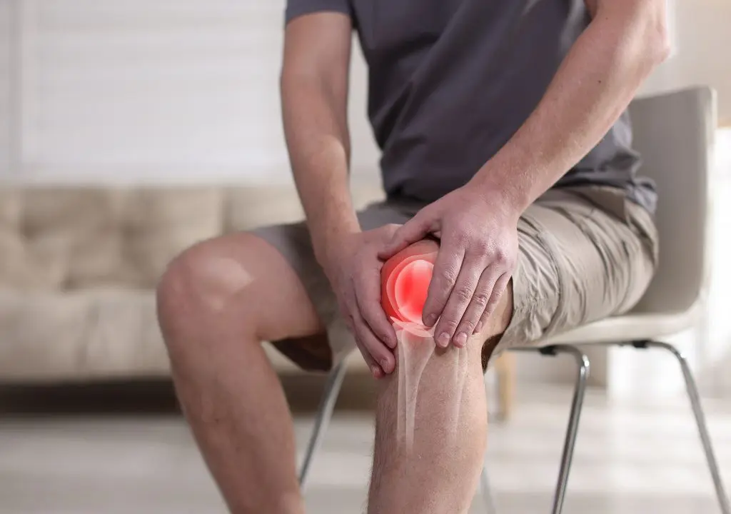 hình ảnh người đàn ông đau nhức xương khớp, thấp khớp