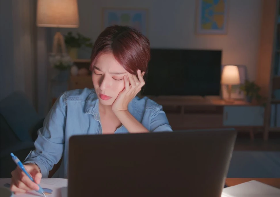 Hình ảnh người phụ nữ đang thức khuya dẫn đến mệt mỏi