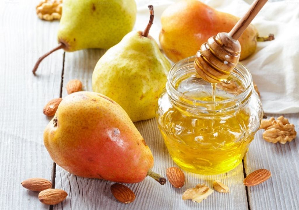Sử dụng lê với mật ong giúp giảm dịu họng