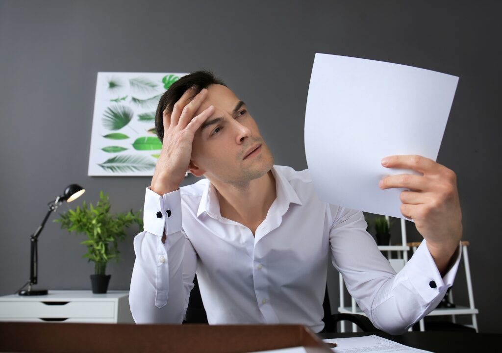Hình ảnh người nam giới đang cảm thấy mệt mỏi