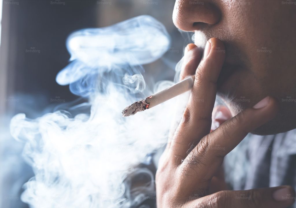 Hình ảnh người đàn ông đang hút thuốc lá