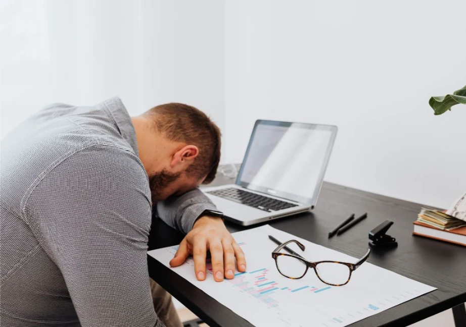Hình chụp người đàn ông thức khuya dẫn đến mệt mỏi