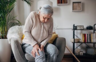 Người già bị đau khớp gối