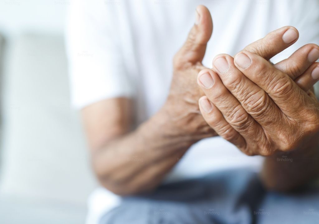 Hình chụp người đàn ông bị người mệt mỏi chân tay rả rời