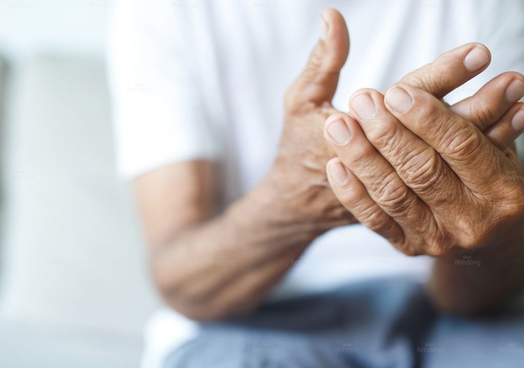 Hình chụp người đàn ông bị người mệt mỏi chân tay rả rời