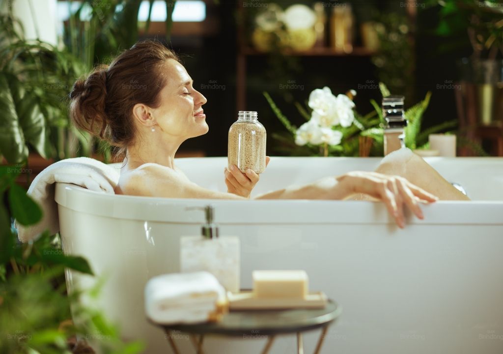 Người phụ nữ đang tắm đêm