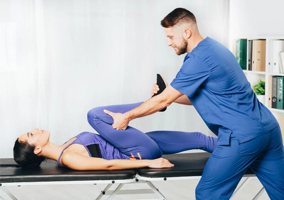 Thăm khám bác sĩ để được tư vấn điều trị bệnh đau lưng khi tới tháng