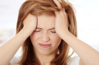Hình ảnh cô gái thức khuya hại thận