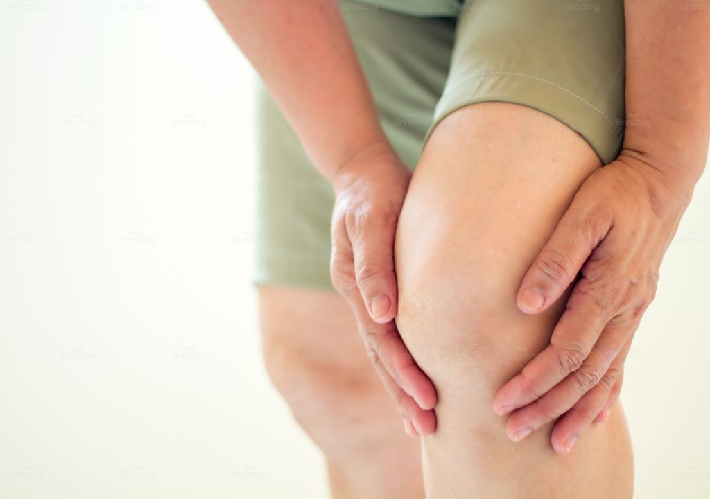 Đau đầu gối khi đứng lên ngồi xuống