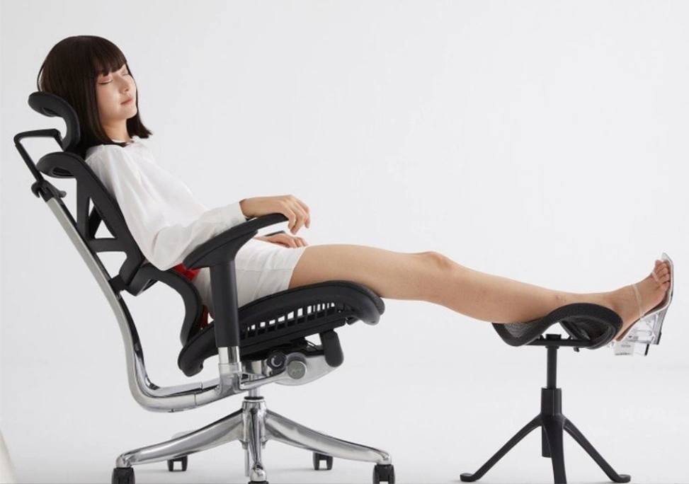 Tư thế ngồi gác chân lên ghế