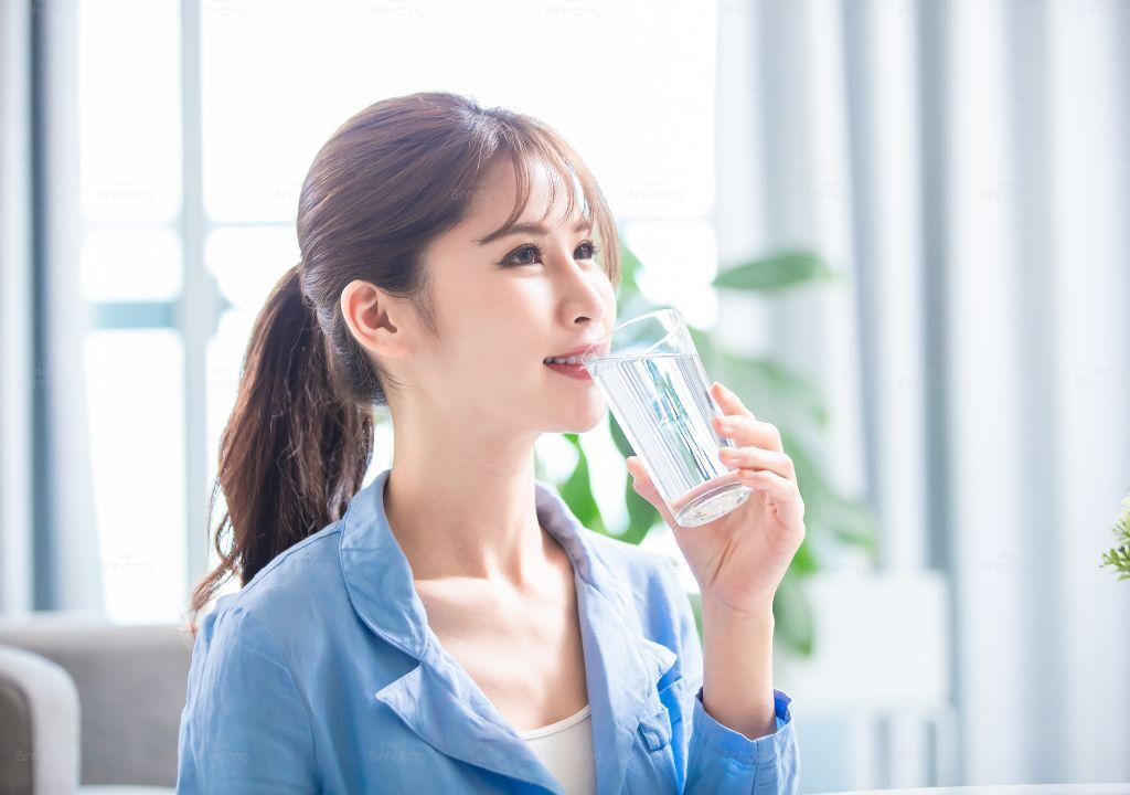 Uống ít nước gây ra rất nhiều vấn đề cho cơ thể