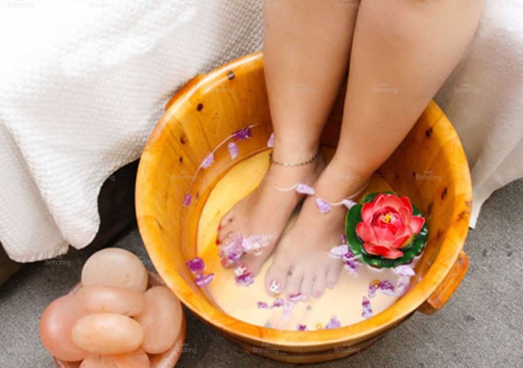 Ảnh chụp người đang ngồi thẳng để ngâm chân