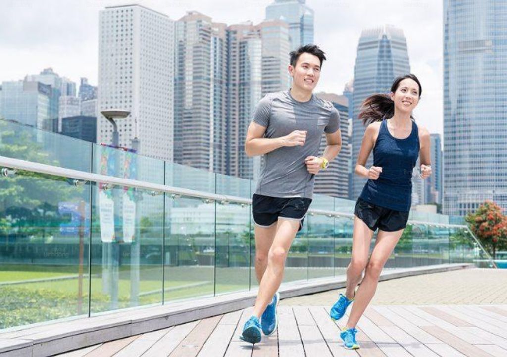 Hai người đang chạy bộ để tránh những hậu quả do làm việc quá sức mang lại