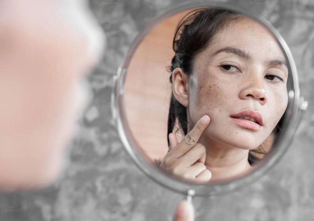 Người phụ nữ soi da