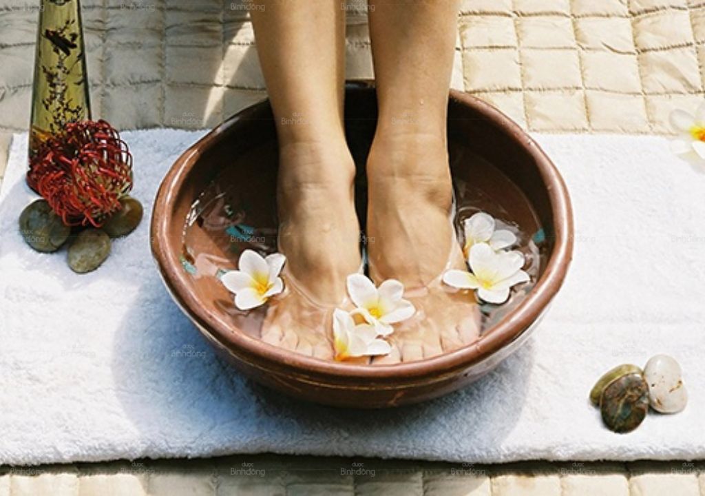 Ngâm chân bằng nước nóng