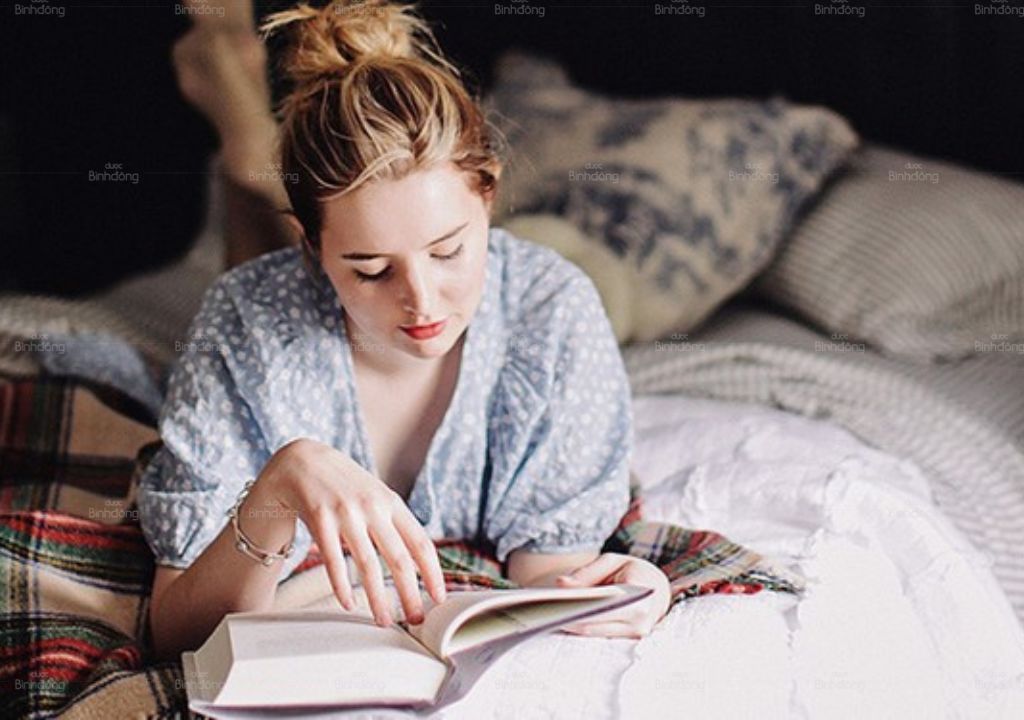 Hình ảnh người phụ nữ thư giãn trước khi ngủ để đạt được giấc ngủ ngon