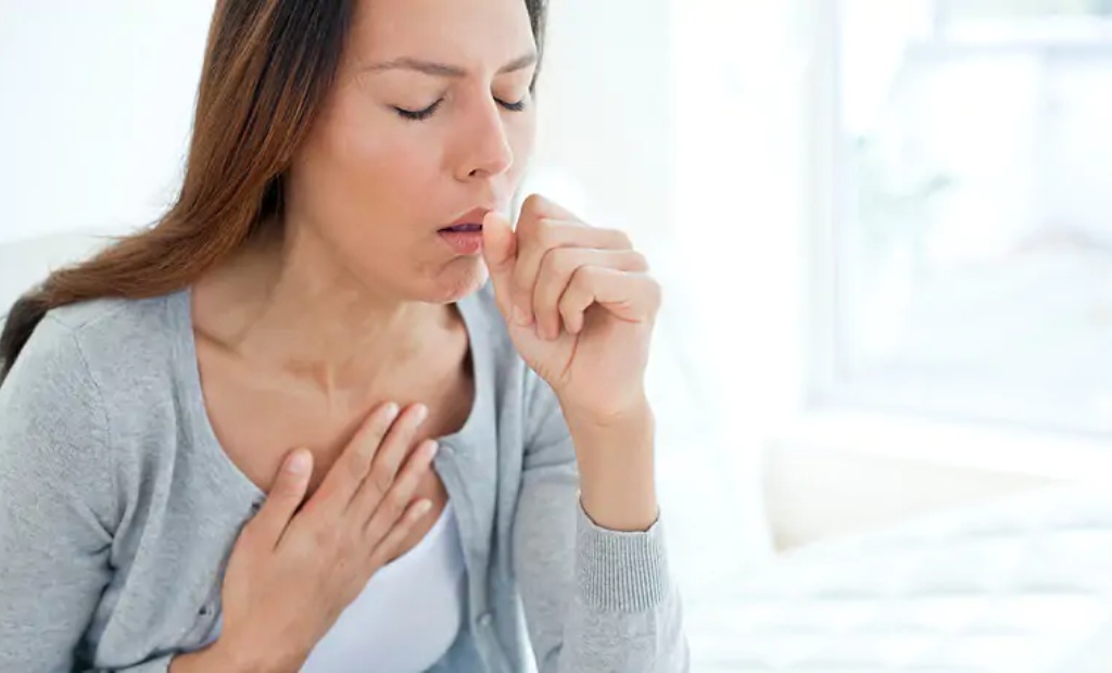 Hình ảnh người phụ nữ đang bị buồn nôn và đau đầu