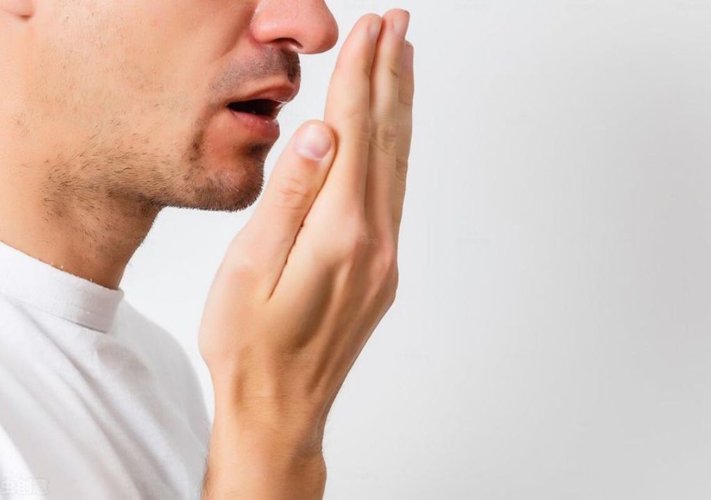 Hình chụp về hơi thở có mùi ở người đàn ông