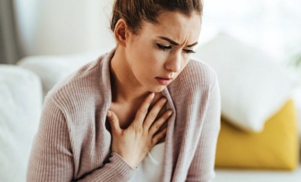 Hình chụp người phụ nữ bị tức giận dẫn đến khó thở