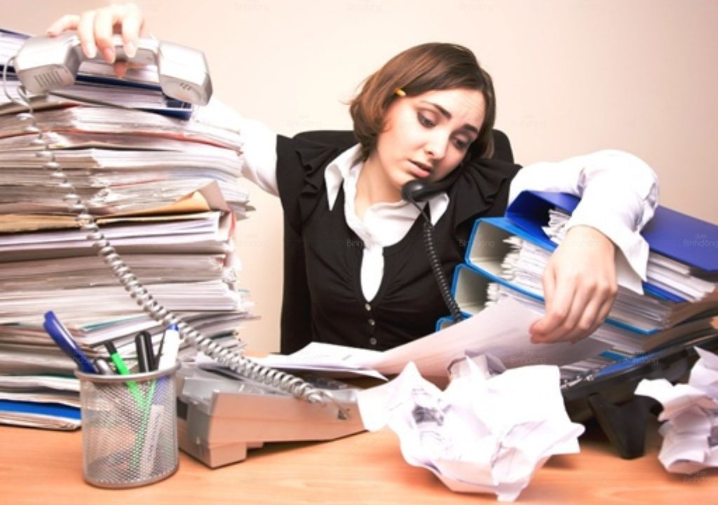 Hình ảnh người phụ nữ đang làm việc quá sức