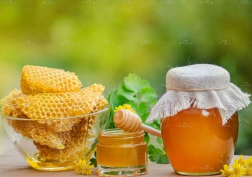 Khám phá cách trị ho hiệu quả với Mật ong kết hợp Chanh đào, Gừng, Tỏi. Hướng dẫn chi tiết cách ngâm, chưng, hấp Mật ong trị ho cho cả người lớn và trẻ em.