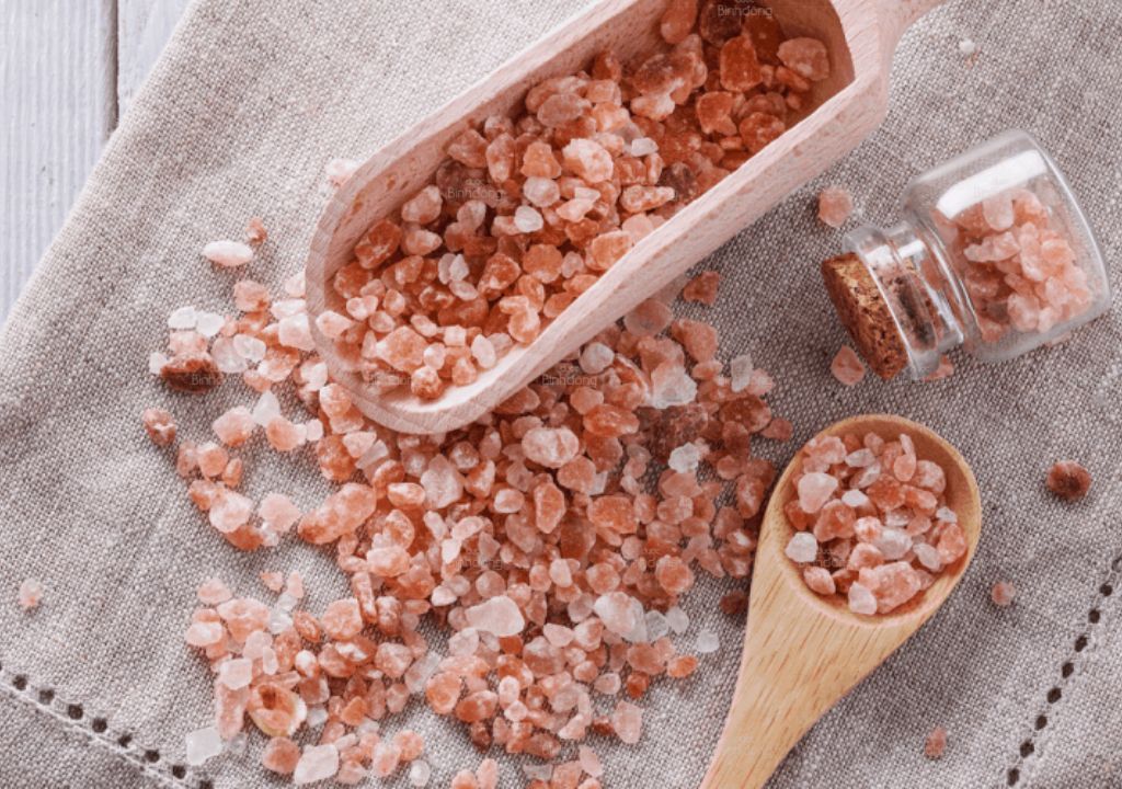 Muối hồng Himalaya pha nước ngâm chân