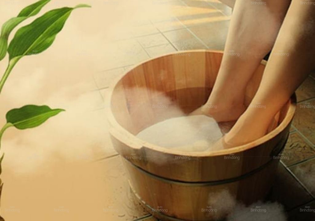 Ngâm chân với thảo dược giúp ngủ ngon