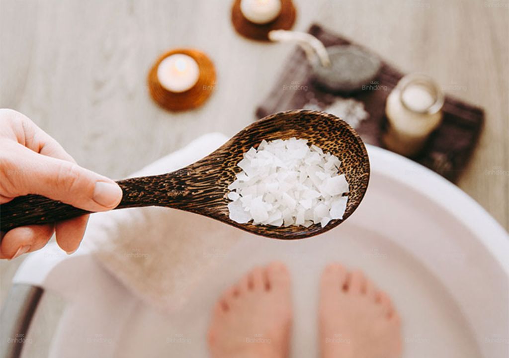 Ngâm chân với nước Muối tại nhà