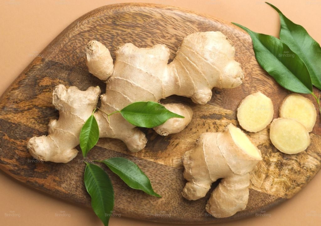 Mẹo dân gian trị đau khớp bằng gừng (đắp gừng và muối, rượu gừng xoa bóp, trà gừng, gừng kết hợp mật ong) đơn giản, dễ thực hiện tại nhà.