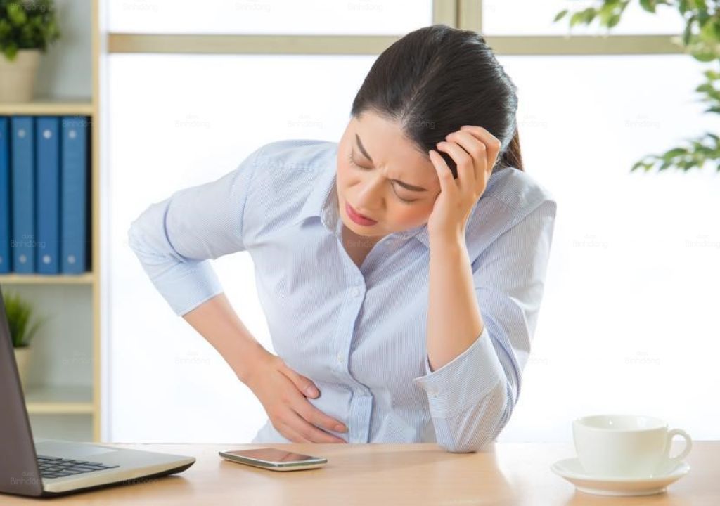 Cô gái đang làm việc quá sức và bị các vấn đề phụ khoa