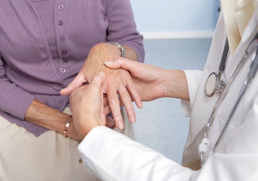 Bác sĩ đang khám cho bệnh nhân bị tê bì chân tay