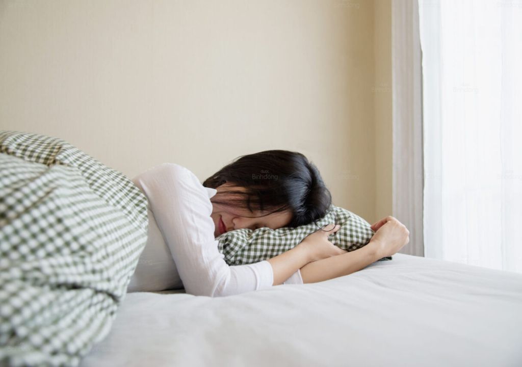 Người phụ nữ đang ngủ sai tư thế và bị tê bì