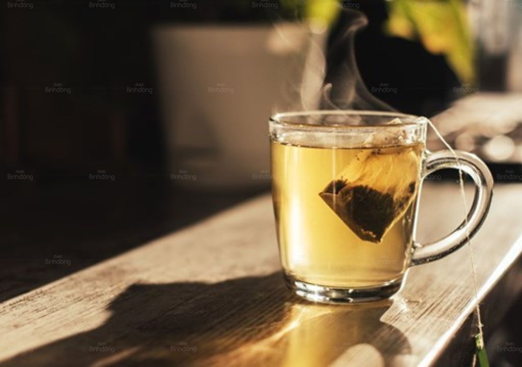 Uống trà nóng sau khi xông hơi để làm ấm cơ thể, bù nước