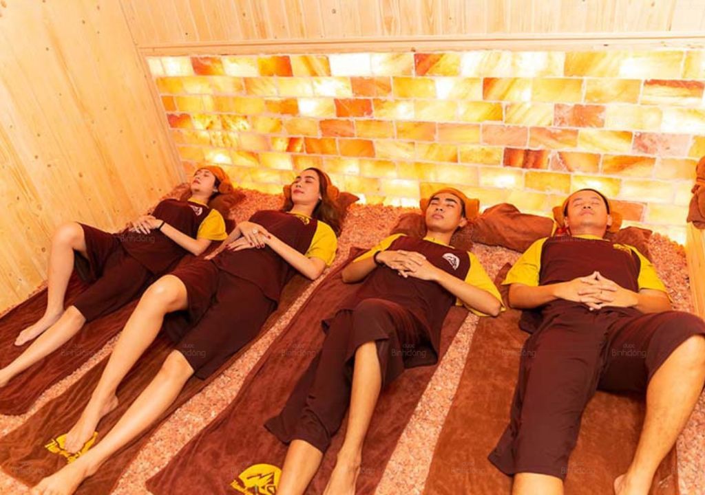 Ảnh chụp nhóm người đang xông hơi thải độc tại các spa