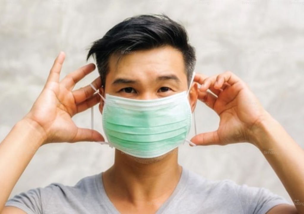Ảnh người đeo khẩu trang bảo vệ bản thân trước sự ô nhiễm từ môi trường