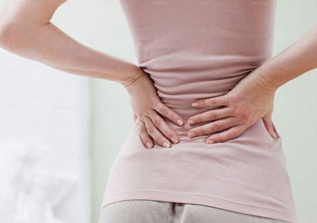 Đau lưng khi cúi xuống là triệu chứng phổ biến, biểu hiện bằng những cơn đau nhói hoặc đau thắt tại vùng lưng